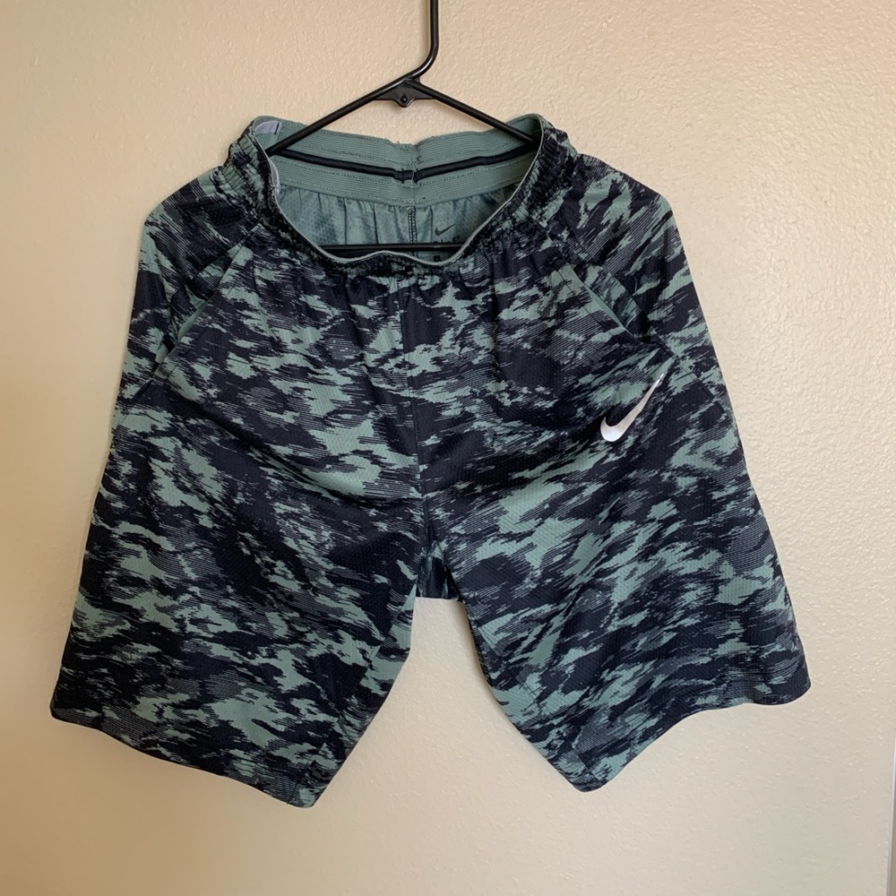 Men Nike Camouflage Green Black Shorts Polyester. Small. Good Condition.